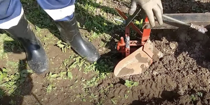 Как окучивать картошку мотоблоком и без него