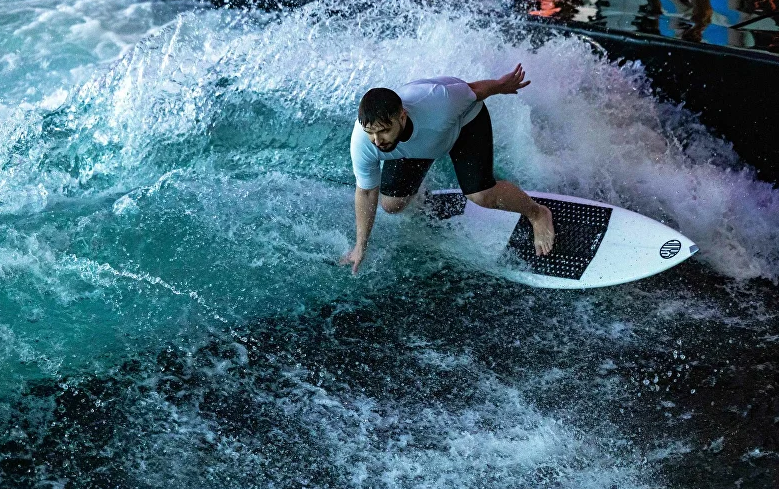 SURF BROTHERS Сколково: серфинг на высокой искусственной волне