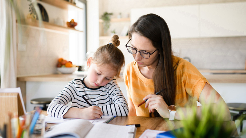 Почти 80% родителей помогают детям с уроками