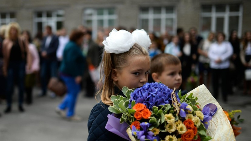 Родители школьников чаще на 1 сентября покупают учителям цветы и конфеты