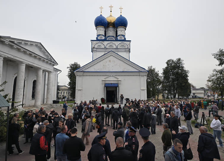 Актера Романа Мадянова похоронили в подмосковном селе Малахово